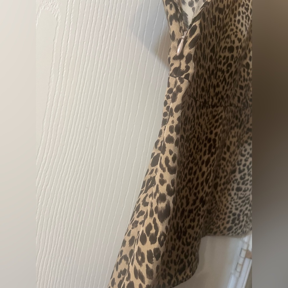 🛍️NWT RO & DE Boutique Leopard Print V-Neck Top in Tan and Black - Picture 3 of 3